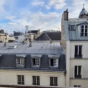https://cosy-studio-in-the-heart-of-marais.fr-paris.fr